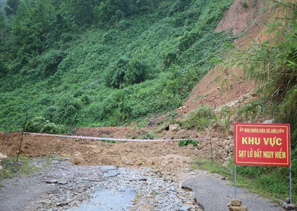 Quảng Ngãi: Sạt lở núi chia cắt nhiều tuyến đường, làm sập nhà dân