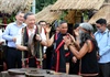 Đại tướng Tô Lâm thăm hỏi các nghệ nhân tham gia Ngày hội VHTTDL các dân tộc vùng Tây Nguyên