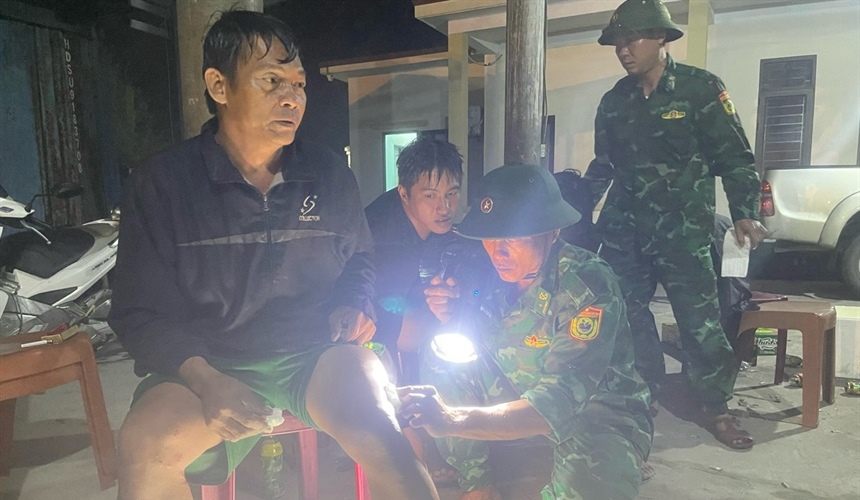 Quảng Bình: Cứu sống 3 ngư dân bị đắm tàu trên biển