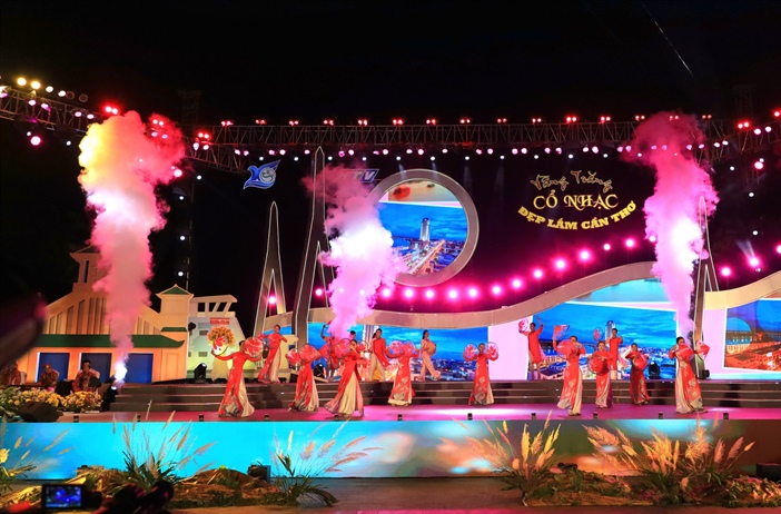 “Vầng trăng cổ nhạc” tại Cần Thơ thu hút đông đảo khán giả mộ điệu