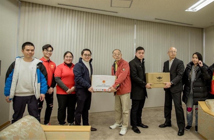 Trao tặng 600 suất quà đến cộng đồng người Việt và người dân Nhật Bản...