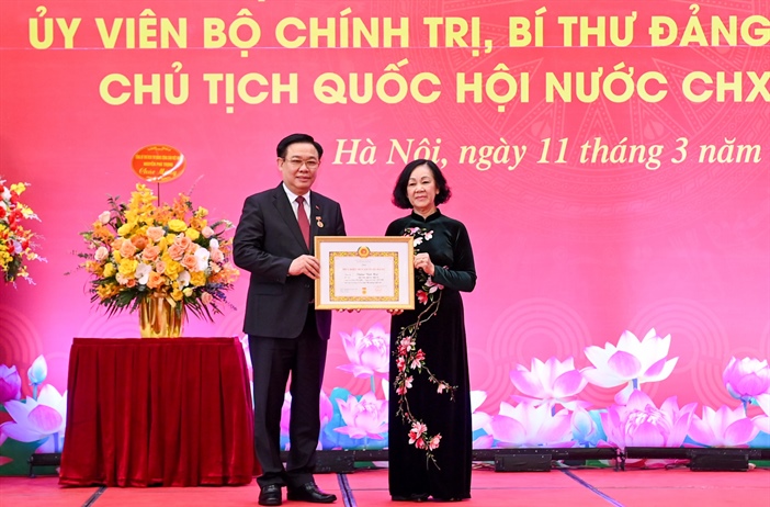 Trao Huy hiệu 40 năm tuổi Đảng tặng Chủ tịch Quốc hội Vương Đình Huệ
