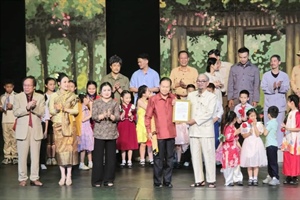 Sân khấu Lệ Ngọc công diễn vở kịch "Lá đơn thứ 72” tại Lào